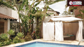 Interraciale trio met de hete Braziliaanse MILF Agatha Mama: de in bikini geklede schoonheid met grote billen en borsten geniet van anale seks, orale seks en harde penetratie.