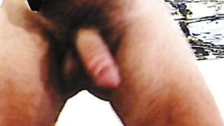 Zralí američtí fešáci s obrovskými penisy v crossdressingu masturbují, tančí v šatech a pak análně souloží