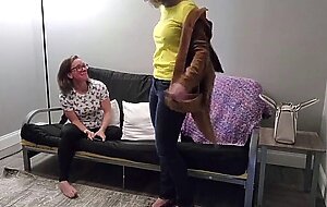 Une fille se frotte la chatte sur les fesses de sa frangine.