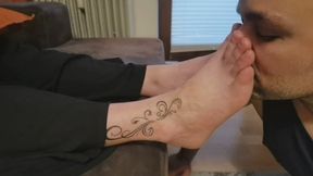 My footslave has to inhale my footscent while I'm working Close view Mein Fußsklave muss meinen muffligen Fußgeruch inhalieren während ich arbeite Nahaufnahme