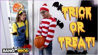 Minion cosplayer meisje wordt doggystyle geneukt door Waldo met een grote lul