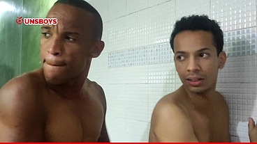 Moreno dotado e a passivinha gostosa