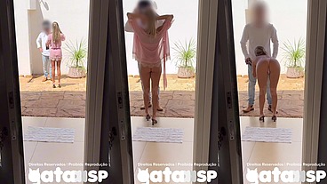 Fui receber a entrega vestida de babydoll e acabei chupando o motoboy enquanto corno trabalhava