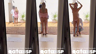 Fui receber a entrega vestida de babydoll e acabei chupando o motoboy enquanto corno trabalhava
