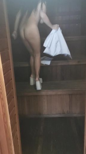 Bitch Yana plays with pussy in sauna