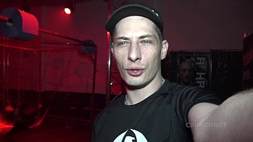 deux mecs pornstars baisent sans capote en backroom de darkland à berlin