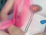 Universitaria japonesa latina vestida de cosplay hace squirt a chorros despues de ver hentai