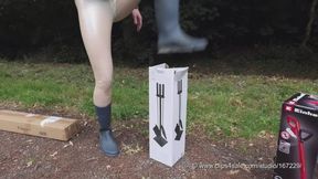 Cardboard boxes trampled in leggings and rubber boots - Kartons zertreten in Leggings und Gummistiefel