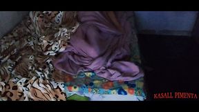 milf safada divide a cama com jovem! jovem veio passar final de semana em sua casa, e ela tramou para que tivessem que dividir a cama