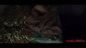 milf safada divide a cama com jovem! jovem veio passar final de semana em sua casa, e ela tramou para que tivessem que dividir a cama