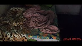 milf safada divide a cama com jovem! jovem veio passar final de semana em sua casa, e ela tramou para que tivessem que dividir a cama