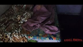 milf safada divide a cama com jovem! jovem veio passar final de semana em sua casa, e ela tramou para que tivessem que dividir a cama