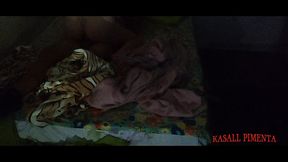 milf safada divide a cama com jovem! jovem veio passar final de semana em sua casa, e ela tramou para que tivessem que dividir a cama