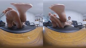 3DVR180ERER XINGGAN shows wrinkled feet