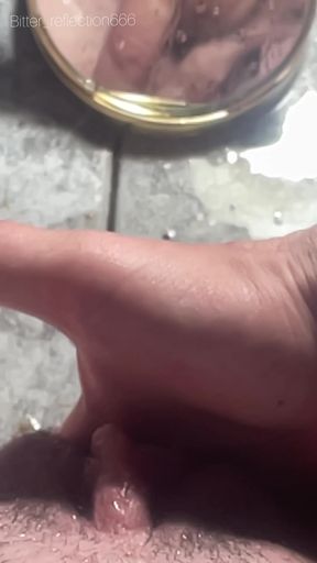 Amateur GF fingered and squirted while wet