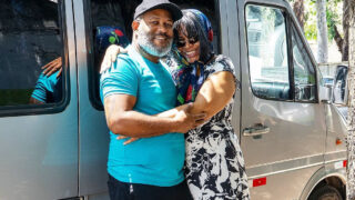 Une grosse bombe à lunettes se fait défoncer le cul par un Noir avant de s'amuser au distributeur automatique.