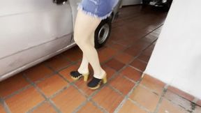 Jarlyn manipulates the muffler of the Fiat 147 (custom)