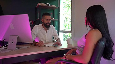 Latina contrata servicio de masaje