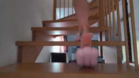 Sexy Miku Gives Holds Her Feet With Light Pink Golf Balls Flip-flops On Man Balls