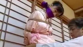 Ninfeta Asiática Atada y Jugando con su Pijama de Noche