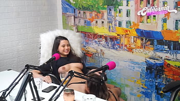 Flavia Oliver faz sexo oral em Natasha Steffens durante as grava&ccedil_&otilde_es do California Podcast