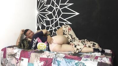 My boyfriend’s thick cock stretches my tight pussy raw missionary