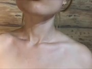 Демонстрирует свои волосатые подмышки и волосатую киску и хочет на них горяч