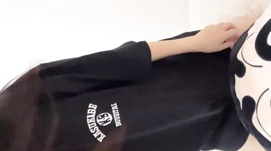 Baggy shirt hides how she works that big vibrator raw and rough