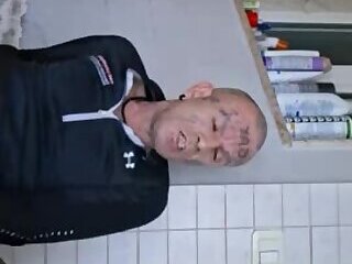 Schiavo sottomesso e sfregiato in cerca di un vero padrone con cazzo grosso e grande