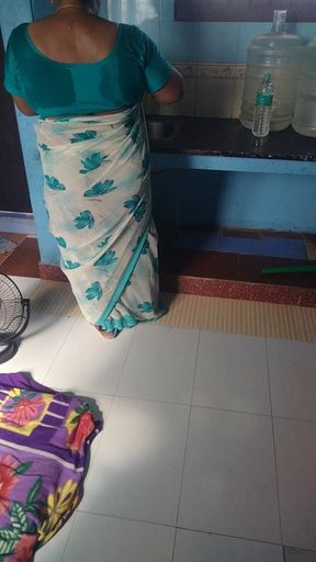Big MILF Aunty Saree Wearing