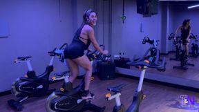 Latina&#039;s Gym Warm-Up Leads to Intense Creampie!