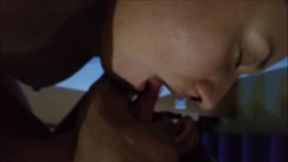 chupando e enfiando os dedos no cuzinho do meu tio coroa