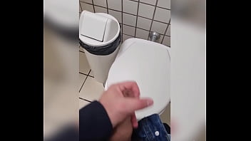 Batendo uma no banheiro do trabalho.
