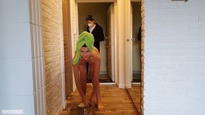 Hot mom meets deliveryman completely naked