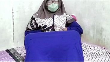 Wanita berjilbab Indonesia colmek pakai mentimun
