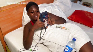 Amateur zwarte meid met grote borsten en billen in lingerie krijgt een enorme zwarte penis in haar kont.