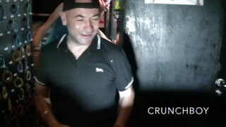 Viktor Rom e Jess Royan recebem uma surra de pau sem camisinha de um grupo de homens em uma orgia francesa quente, repleta de sexo oral profundo e ejaculações.