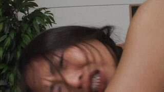 مراهقة أمريكية تبلغ من العمر 18 عامًا تتعرض للاغتصاب في مشهد جنسي عنيف.