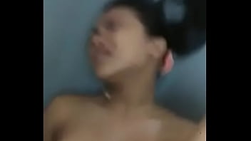 Perra virgen comiendo una buena verga