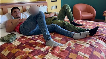 Descubro a mi novio mamando la verga a militar Mexicano