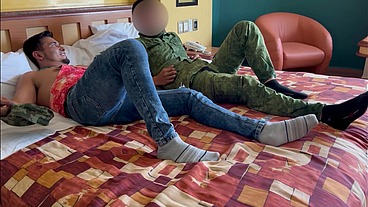 Descubro a mi novio mamando la verga a militar Mexicano