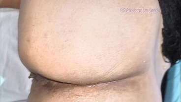Sexy milf tetona le gusta follar en el columpio sexual y lleno su culo de semen