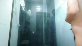 หนุ่มบราซิลมือสมัครเล่นในห้องอาบน้ำสุดเร่าร้อนคนเดียว ถูกเย็ดก้นและหลั่งน้ำอสุจิอย่างรุนแรง