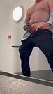 Masturbation dans la cage d’escaliers en publique