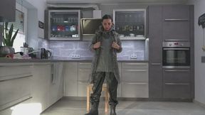 Miss Amira in Hunter Regenjacke, Regenhose und Plastikregenmantel