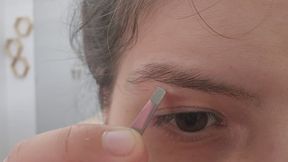 Painful Eyebrow Plucking – Close-Up Reactions and Real Struggles
