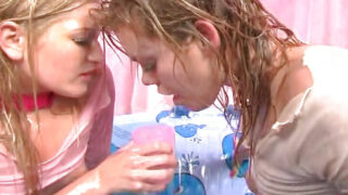 Filme hardcore de lésbicas americanas amadoras de seios pequenos Gia Paloma e Heather Gables se masturbando