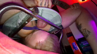 رجال مثليون هواة ذوو وشم يلعقون المؤخرات ويمارسون الجنس بعنف في مقطع فيديو منزلي للمثليين