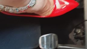 Décolleté tacco 12 in vernice rossa e una strada da percorrere ad alta velocità premendo forte il pedale dell'acceleratore