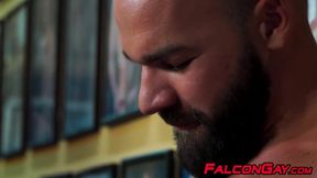 Muscular hunk rimms studs tight hole before fucking him